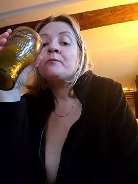 Snapshot of lady_charlyne chatting on January 8, 8:38 am lady charlyne online show from January 8, 8:38 am