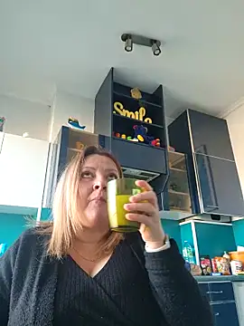 Snapshot of lady_charlyne chatting on January 6, 9:46 am lady charlyne online show from January 6, 9:46 am