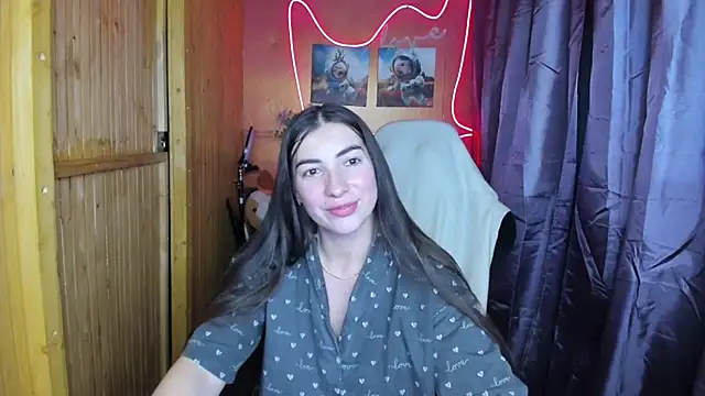 Fiery Brunette  online show from December 24, 5:55 pm