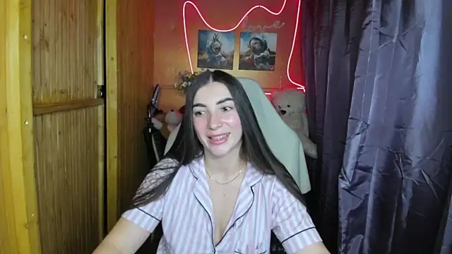 Fiery Brunette  online show from February 10, 9:04 pm