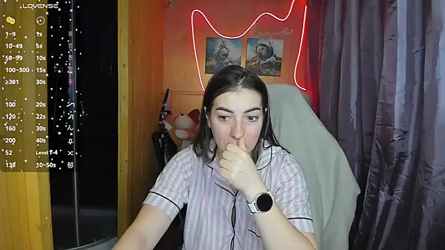 Fiery Brunette  online show from March 4, 5:21 am