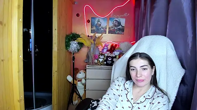 Fiery Brunette  online show from January 10, 9:00 am