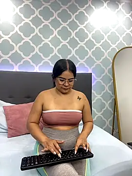 Snapshot of ayla13_ chatting on September 8, 7:02 pm ayla13 online show from September 8, 7:02 pm