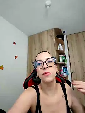  amanda seyfried19 online show from December 30, 6:05 pm