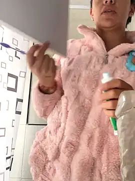 hannahb-e online show from November 24, 1:11 pm