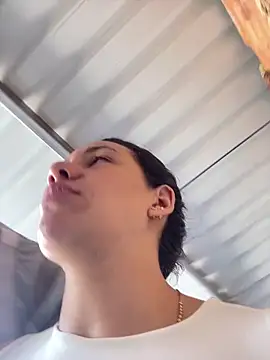 hannahb-e online show from December 18, 1:50 pm