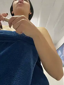 hannahb-e online show from March 11, 12:44 pm