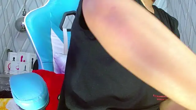 Snapshot of NicolleTaylor chatting on February 19, 10:01 am NicolleTaylor online show from February 19, 10:01 am