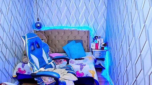 Snapshot of NicolleTaylor chatting on December 5, 4:32 am NicolleTaylor online show from December 5, 4:32 am