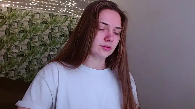 Snapshot of Olivia_shine chatting on December 14, 5:24 am Olivia shine online show from December 14, 5:24 am