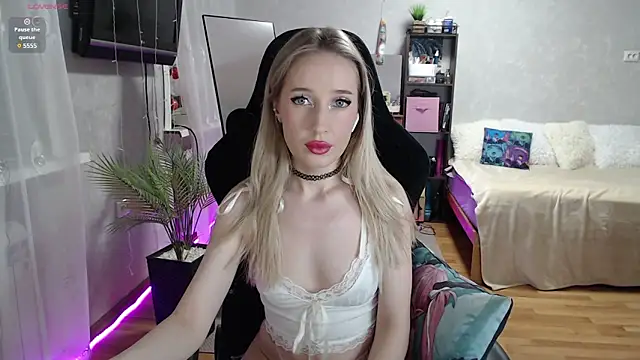 Snapshot of Little_Soph chatting on January 25, 12:17 am Little Soph online show from January 25, 12:17 am