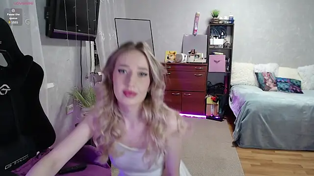 Snapshot of Little_Soph chatting on March 4, 12:39 am Little Soph online show from March 4, 12:39 am