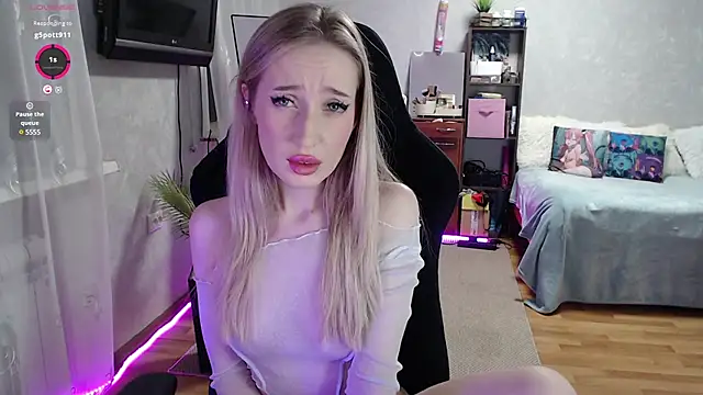 Snapshot of Little_Soph chatting on March 6, 12:10 am Little Soph online show from March 6, 12:10 am