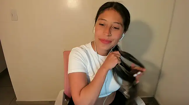 Snapshot of kiaraowen chatting on February 13, 12:24 am kiaraowen online show from February 13, 12:24 am
