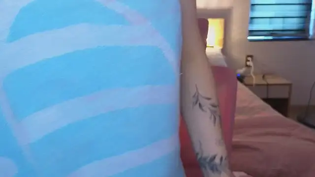 YasmineWest online show from April 15, 7:15 am