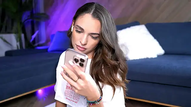 Snapshot of EsmeAinsley chatting on November 14, 1:15 am EsmeAinsley online show from November 14, 1:15 am