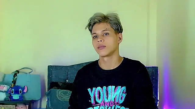 Liamscott  online show from April 18, 6:45 pm