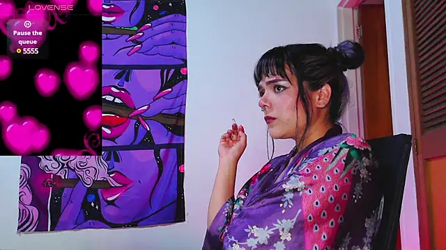 Snapshot of purple_em69 chatting on December 5, 5:15 am purple em69 online show from December 5, 5:15 am