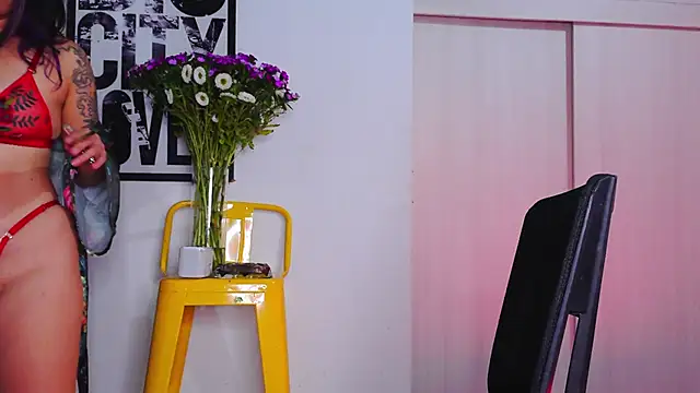 Snapshot of purple_em69 chatting on October 16, 6:47 am purple em69 online show from October 16, 6:47 am