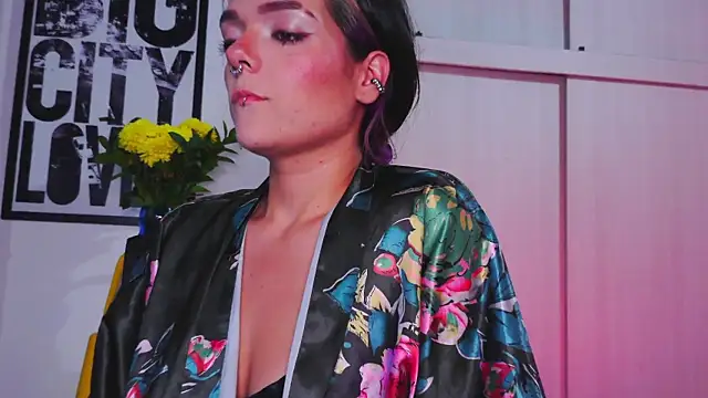 Snapshot of purple_em69 chatting on October 24, 3:25 am purple em69 online show from October 24, 3:25 am