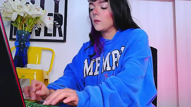 Snapshot of purple_em69 chatting on November 16, 6:52 am purple em69 online show from November 16, 6:52 am