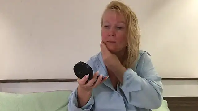 EmmaInLove23 online show from February 6, 1:49 am