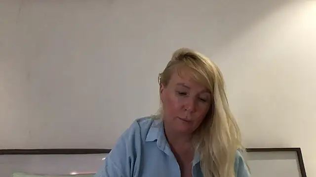 EmmaInLove23 online show from February 11, 11:43 am