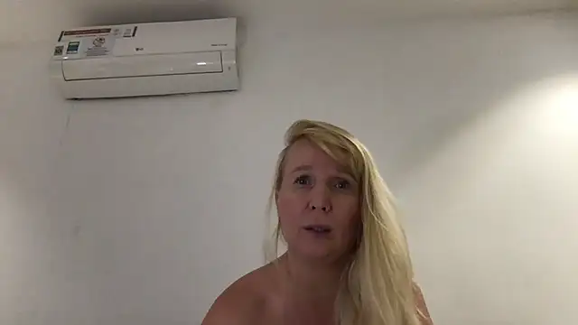 EmmaInLove23 online show from February 13, 10:55 am