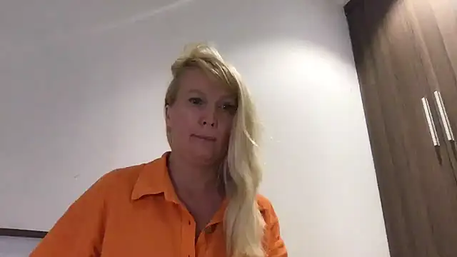 EmmaInLove23 online show from February 22, 10:07 am