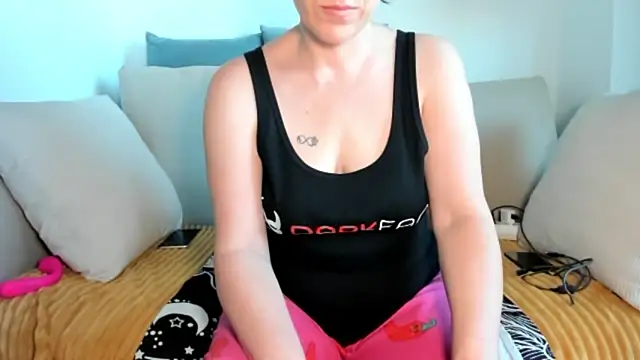 Snapshot of emmita69_ chatting on January 18, 7:59 am emmita69 online show from January 18, 7:59 am