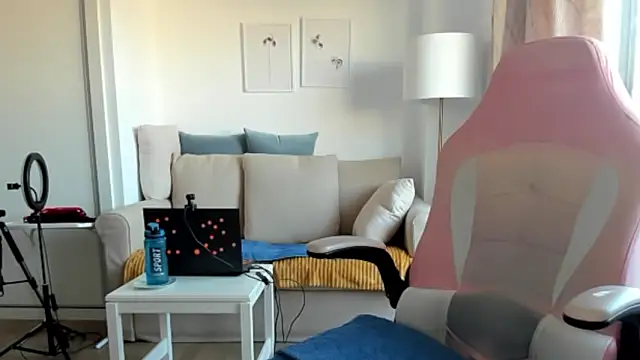 Snapshot of emmita69_ chatting on February 7, 8:01 am emmita69 online show from February 7, 8:01 am