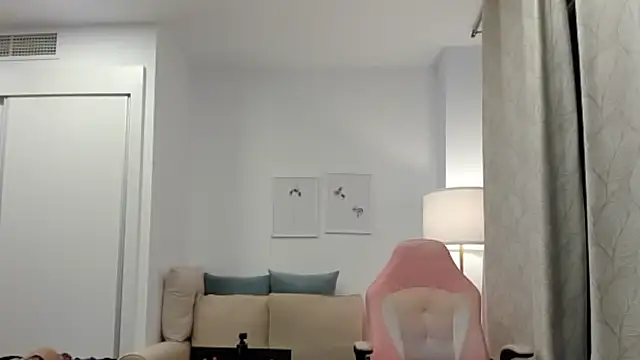 Snapshot of emmita69_ chatting on February 9, 8:24 pm emmita69 online show from February 9, 8:24 pm