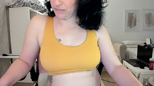 Snapshot of emmita69_ chatting on March 6, 7:10 pm emmita69 online show from March 6, 7:10 pm