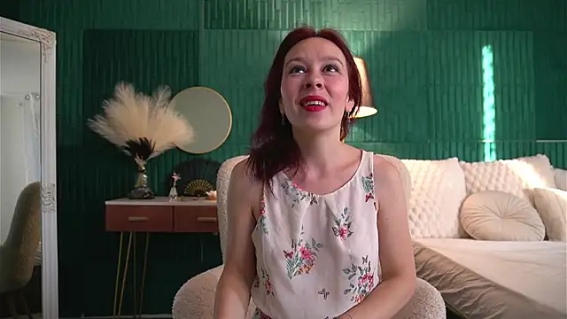 Snapshot of HaileyMoonn chatting on June 20, 3:31 am HaileyMoonn online show from June 20, 3:31 am