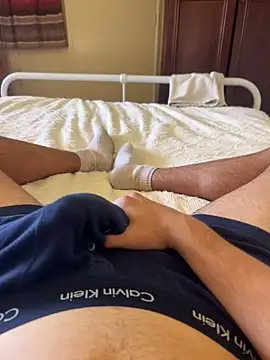 h0rnyguy001 online show from April 17, 6:27 am