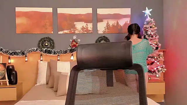 LiliJones  online show from December 13, 5:00 pm