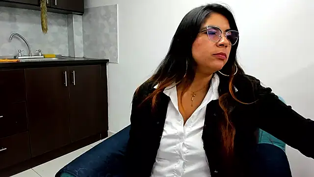 Snapshot of Luna_Dumont chatting on February 20, 2:13 pm Luna Dumont online show from February 20, 2:13 pm