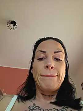 Snapshot of EmilyDiazofficial chatting on June 20, 7:33 am EmilyDiazofficial online show from June 20, 7:33 am