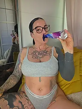 Snapshot of EmilyDiazofficial chatting on June 24, 7:51 am EmilyDiazofficial online show from June 24, 7:51 am