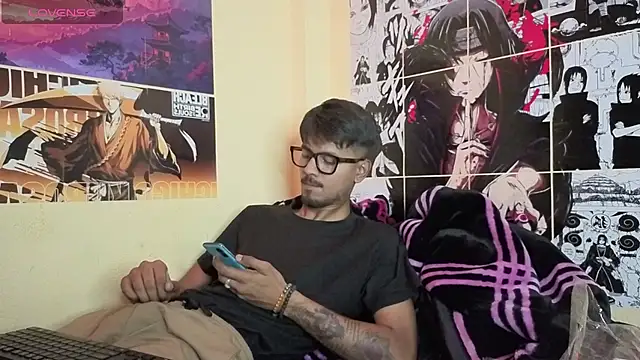 Snapshot of just_fucks chatting on April 13, 5:18 pm just fucks online show from April 13, 5:18 pm
