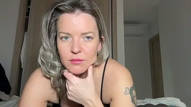 naughtyhollyxxxx online show from February 5, 4:03 pm