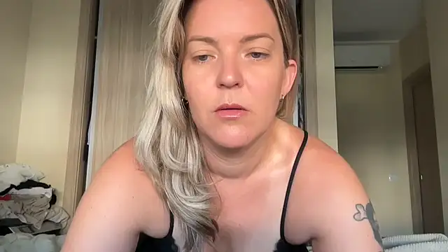 naughtyhollyxxxx online show from September 11, 8:03 am