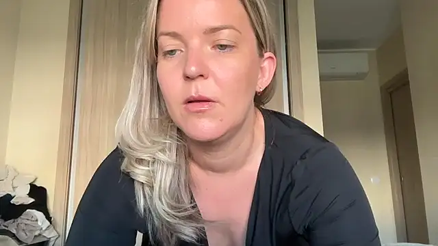 naughtyhollyxxxx online show from September 15, 7:41 am