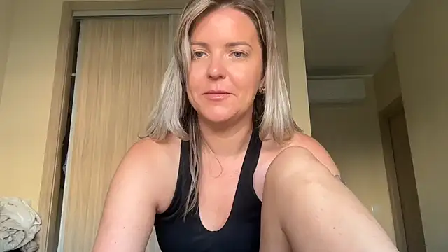 naughtyhollyxxxx online show from October 10, 7:51 am