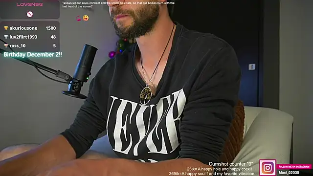 Snapshot of just_maxii chatting on December 2, 12:41 am just maxii online show from December 2, 12:41 am