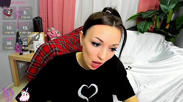 Snapshot of jessica_tiny chatting on February 14, 1:45 am jessica tiny online show from February 14, 1:45 am