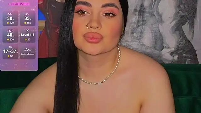 Snapshot of Nikki_Kardashian chatting on December 9, 10:41 pm Nikki Kardashian online show from December 9, 10:41 pm