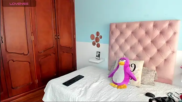  Sarahh 0 online show from December 6, 1:33 pm