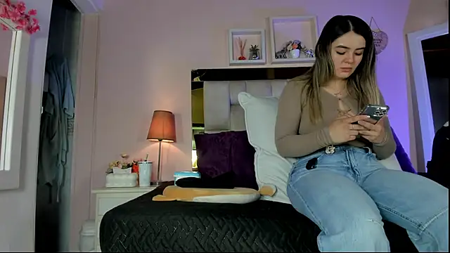 Snapshot of emmy_r chatting on April 25, 12:08 pm emmy r online show from April 25, 12:08 pm