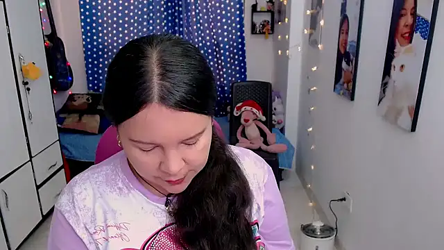 Snapshot of claryssa_ chatting on December 4, 9:01 pm claryssa online show from December 4, 9:01 pm